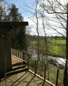 Chalet Natuurhuisje aan rivier met uitzicht over vallei La Cheraudière 61330 Torchamp Normandie