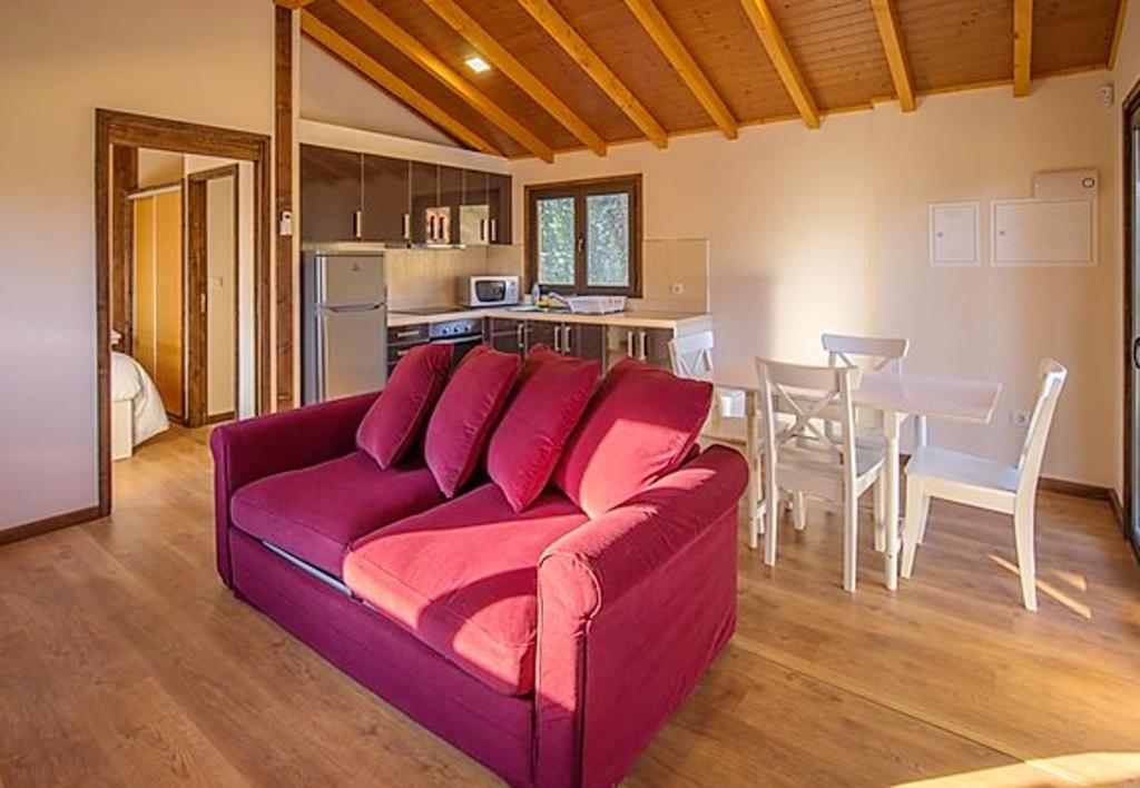 One bedroom chalet with shared pool balcony and wifi at Branca Albergaria a Velha Rua da Feiteira, Quinta do Caima Aveiro, 3850-583 Fradelos