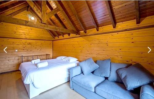 One bedroom chalet with shared pool furnished balcony and wifi at Branca Albergaria a Velha