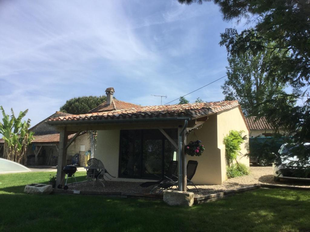Pleasant chalet in the Dordogne with shared swimming pool