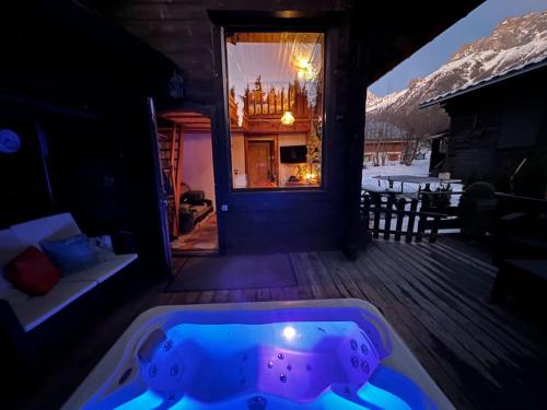 Pretty little chalet with terrace and jacuzzi