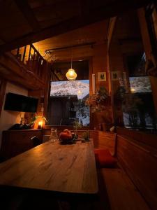 Pretty little chalet with terrace and jacuzzi