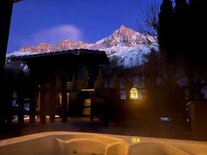 Pretty little chalet with terrace and jacuzzi