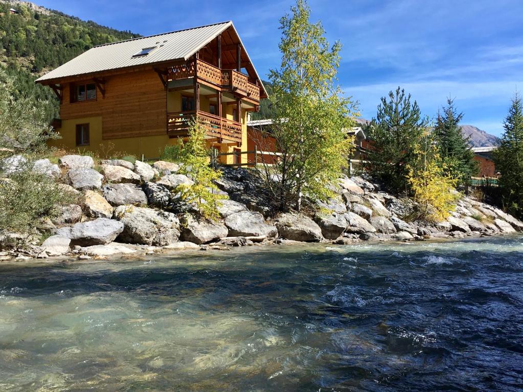 Chalet Chalet Rivière, 5 en-suite. Chalet Riviere, Allée des Saules, 05240 La Salle-Les-Alpes