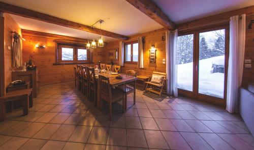 Chalet Samasta 5-Bedroom Jacuzzi and open fire Les Gets france