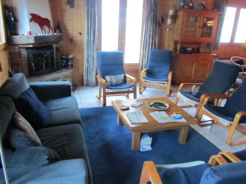 Spacious comfortable chalet close to the ski lifts for 8 persons