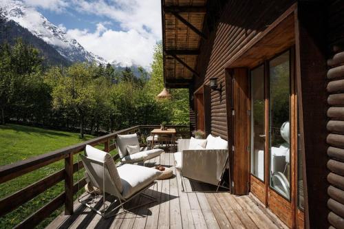 Spacious, contemporary 5Br Chalet with glacial views