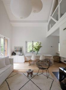 Spacious, contemporary 5Br Chalet with glacial views