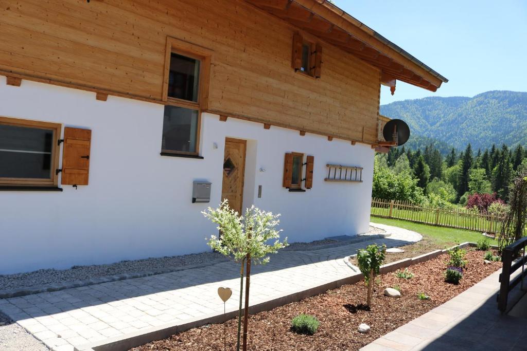 Maisons de vacances Chalet Steinplatte Weitseestr. 46 a, 83242 Reit im Winkl