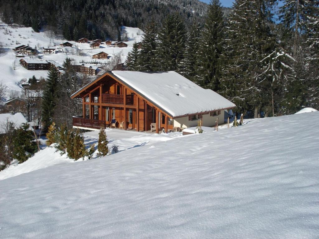 Chalet Sunny Chalet in Les Gets with Jacuzzi  74260 Les Gets