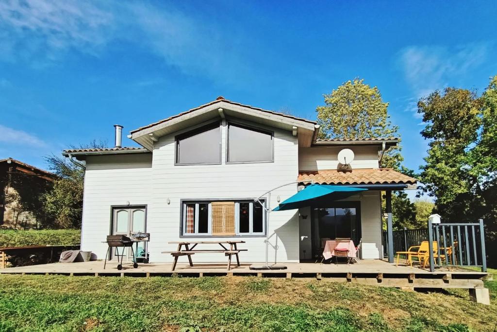 Chalet Superb modern chalet with 12 possible beds in the middle of the countryside Brouzenac Chemin du lavoir 09240 La Bastide-de-Sérou