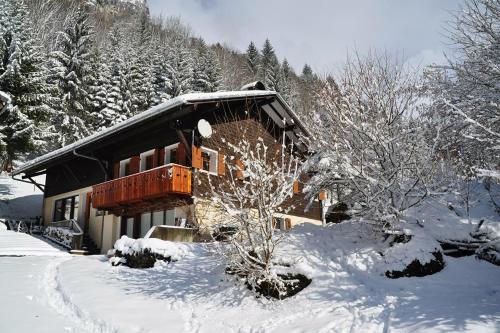 Chalet sur les hauteurs plein sud jaccuzzi jardin Sixt-Fer-à-Cheval france