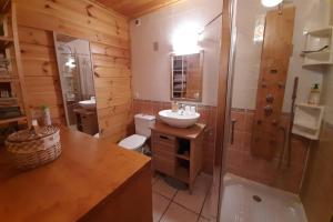 T2 cabine indépendant en rez-de-chaussée d'un chalet