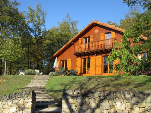 Tidy chalet in the woods of the beautiful Dordogne