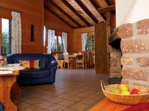 Chalet Tidy chalet with fireplace, located in wooded area  54614 Schönecken Rhénanie-Palatinat