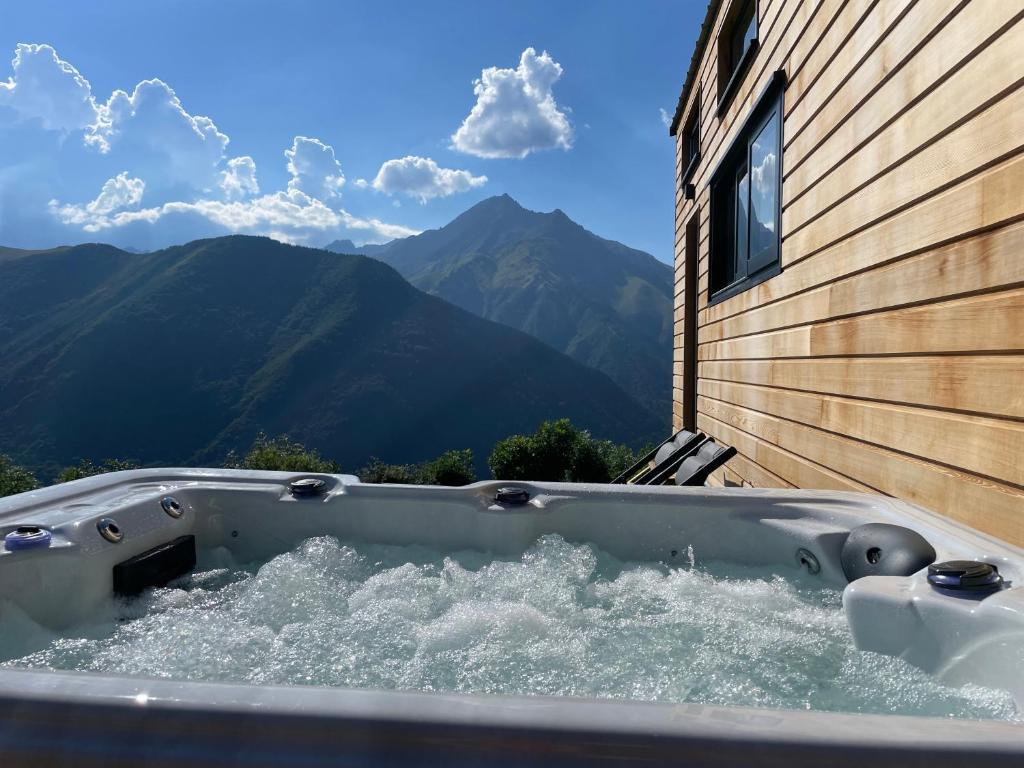 Chalet Tiny house avec spa privatif Le haut du village 65170 Grailhen