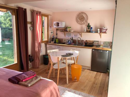 Tiny-House sous les arbres et les oiseaux