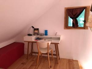 Tiny-House sous les arbres et les oiseaux