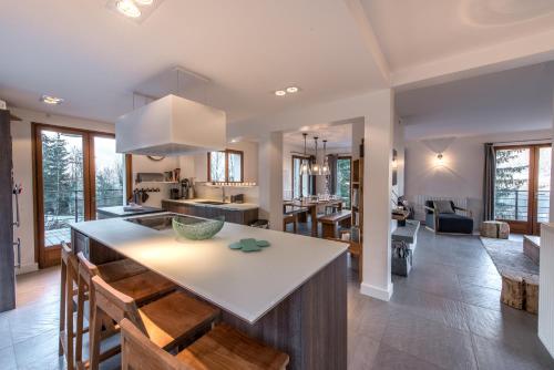 Unique Chalet avec vue a 360 degres by LocationlacAnnecy, LLA Selections