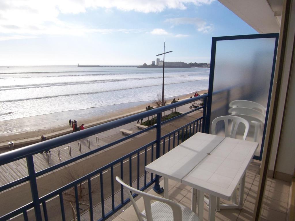 Urbane Holiday Home in Saint Jean de Monts with Jacuzzi 85160 Saint-Jean-de-Monts