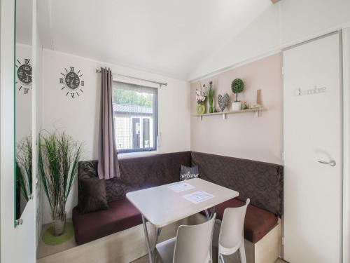 Urbane Holiday Home in Saint Jean de Monts with Jacuzzi