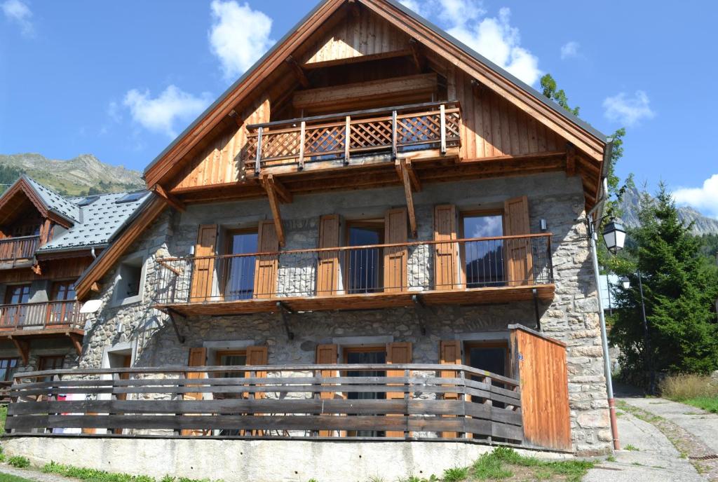 VAUJANYLOCATIONS Chalet de la Cîme 2 chemin de La Cime, 38114 Vaujany