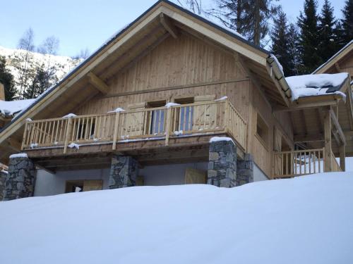 Warm Chalet in Oz with Ski Storage Balcony Terrace Heating
