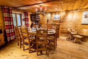 Chalets CHALET PELE - Alpes Travel - Central Chamonix - Sleeps 11 16 Chemin du Betty, 74400 Chamonix 74400 Chamonix-Mont-Blanc Rhône-Alpes