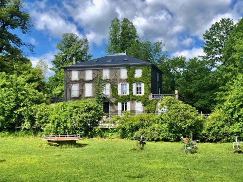 Tente de luxe Chalets dans la parc d'un manoir du XIXème siècle Manoir de Boutaric, route de lacabarède Anglès