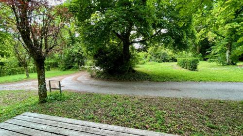 Chalets dans la parc d'un manoir du XIXème siècle Anglès france