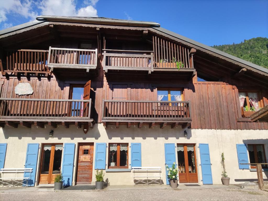 Chalets La Ferme d'Henriette, à Samoëns 21 Chemin de Chez André 74340 Samoëns