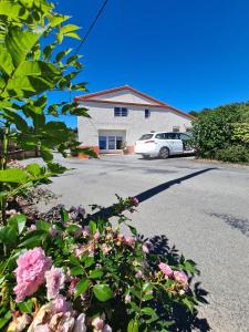 Chalets La Gelotière 2 logements séparés de 6 à 12 couchages, 10 min du Puy du Fou 166 La Bessonnière 85700 Sevremont Deux-Sèvres