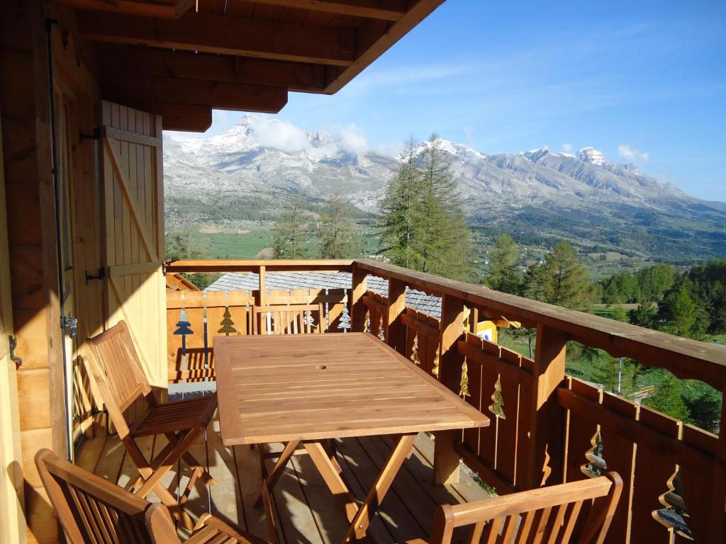 Les Chalets de Celine Station de Ski La Joue du Loup, 05250 La Joue du Loup