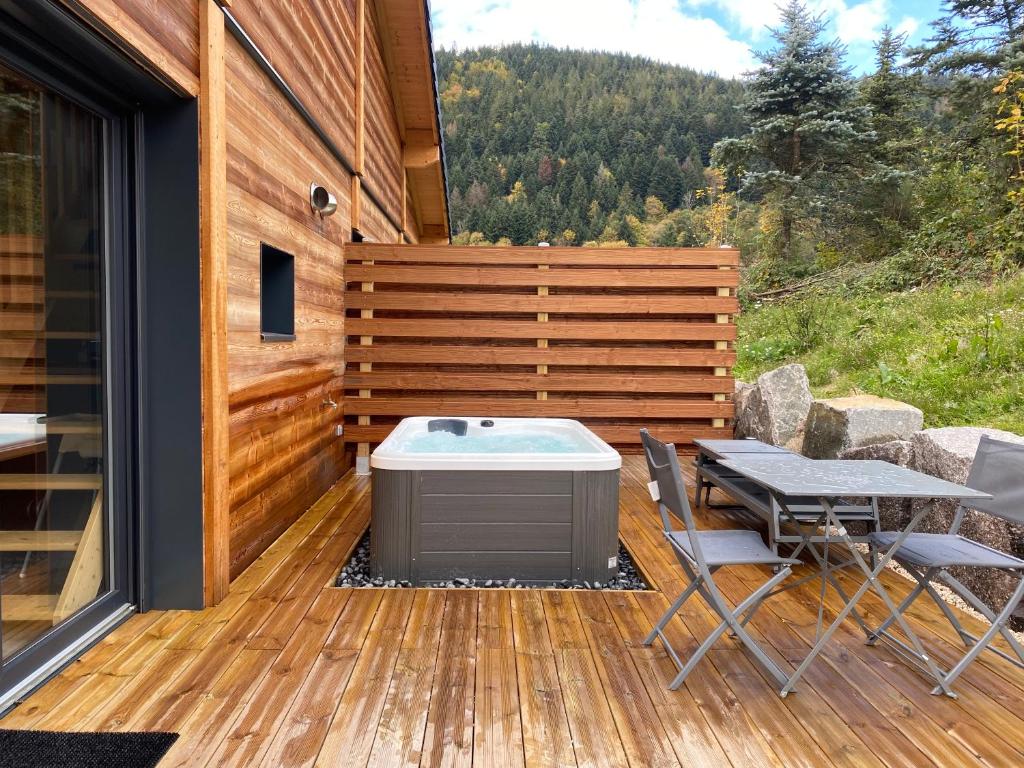 Chalets Les Chalets Perce Neige & Jacuzzi privatif, proximité Gerardmer & La Bresse 7 Chemin des Ponts 88120 Rochesson