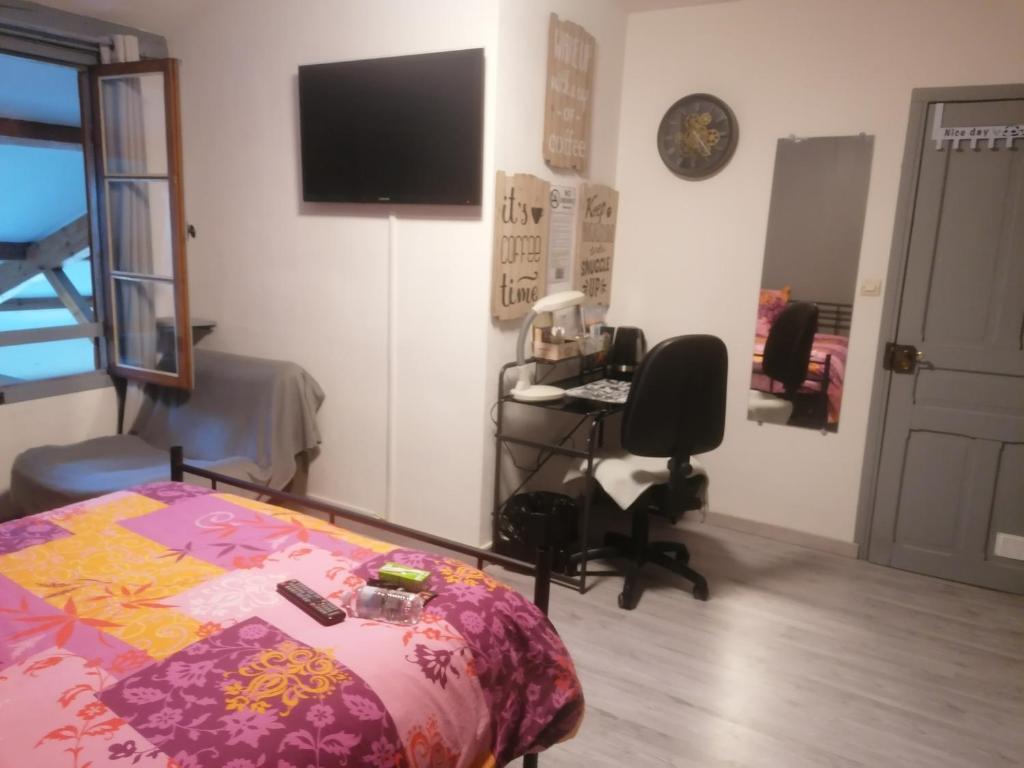 Séjour chez l'habitant Chambre 23m2 SAINT GIRONS wifi 10 Rue Trinque, 09200 Saint-Girons