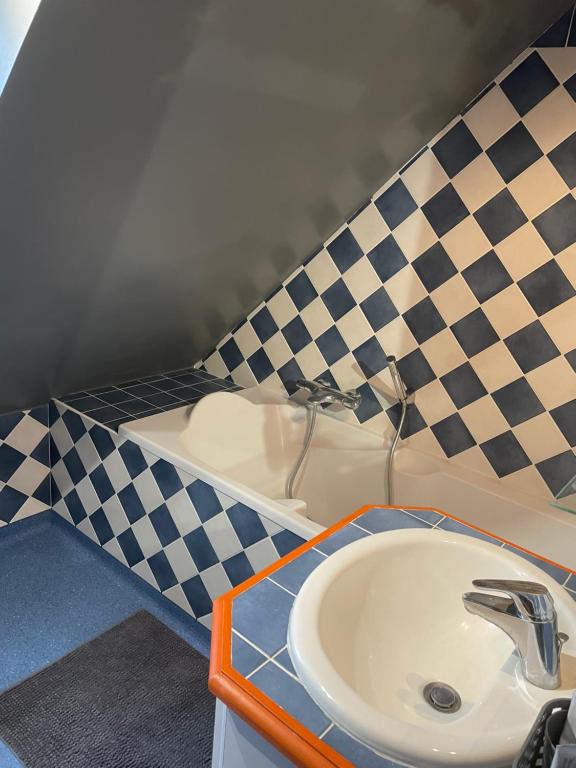 Chambre 8 minutes à pied de la gare d ANGOULEME Le Gond france