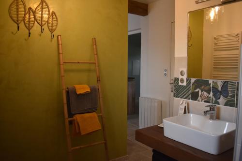 B&B / Chambre d'hôtes Chambre au calme avec spa privatif gratuit sud aveyron les palmiers des causses Bedos francois 11 rue de camberoubi 12490 ST rome de tarn Saint-Rome-de-Tarn