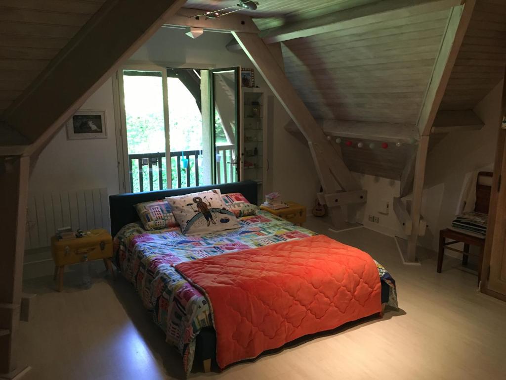 Séjour chez l'habitant Chambre avec balcon et salle de bains privée 15 Rue du Val de Loir, 72440 Bouloire