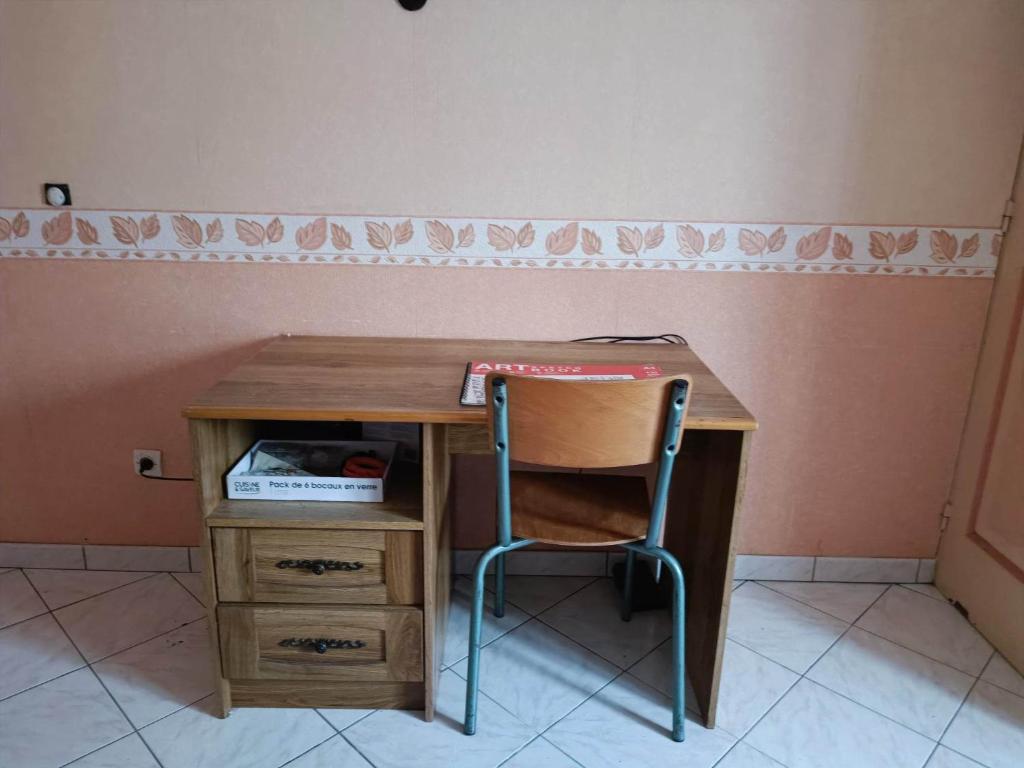 Séjour chez l'habitant Chambre avec bureau et espace lavabo 94 Route des Haies, 72220 Saint-Gervais en-Belin