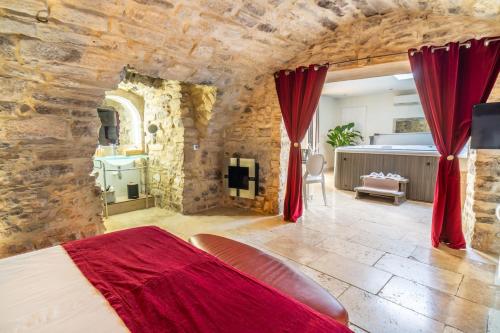 Chambre d'hôte romantique avec SPA privatif domaine les nuits envôutées - Vézénobres Vézénobres france