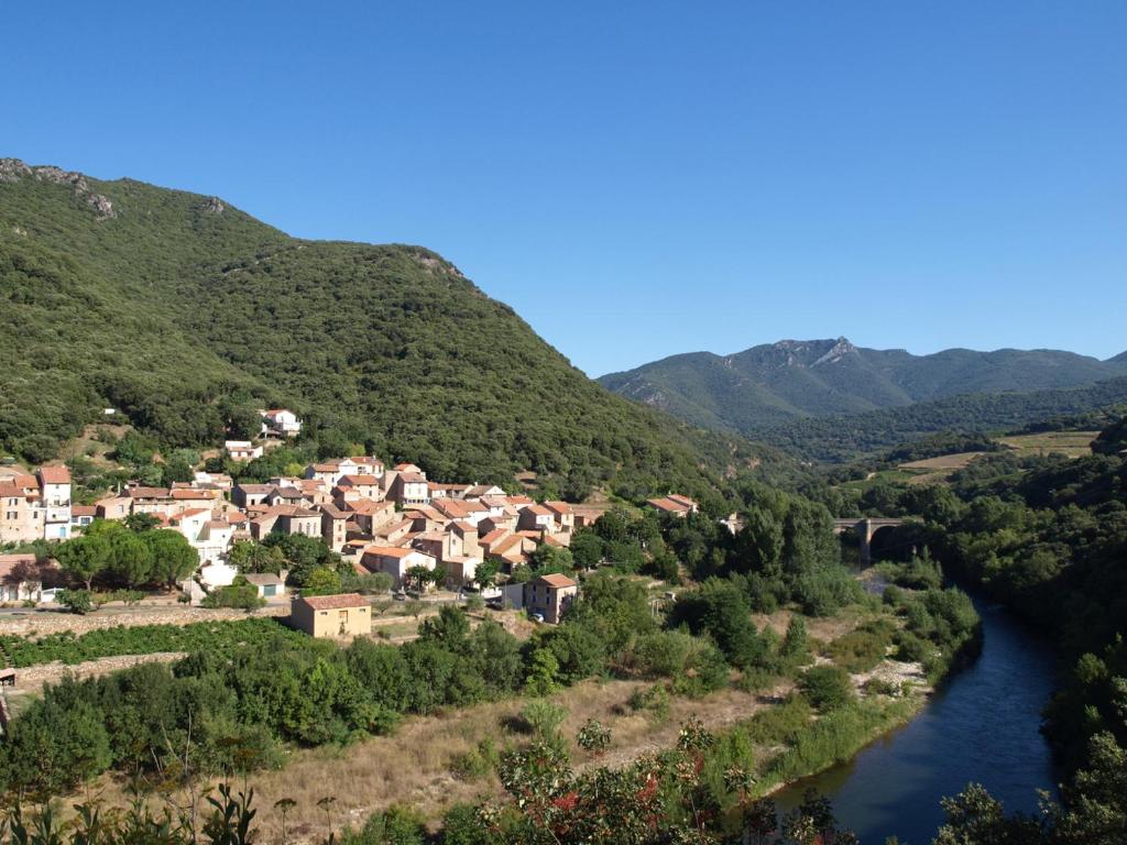 B&B / Chambre d'hôtes Chambre d'hôtes Le Rougeyras rue de l'église hameau de CEPS 34460 ROQUEBRUN, 34460 Roquebrun