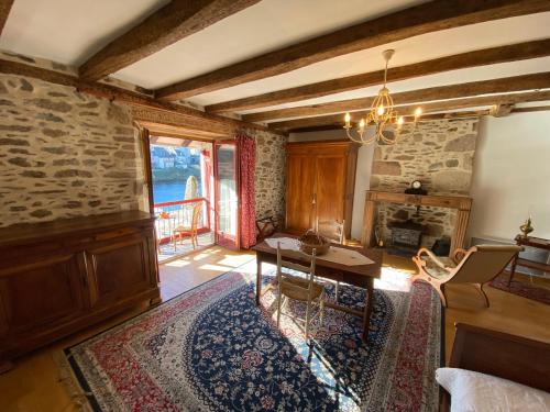B&B / Chambre d'hôtes Chambre d'hôtes sur les bords de la Dordogne 15 Quai Lestourgie Argentat