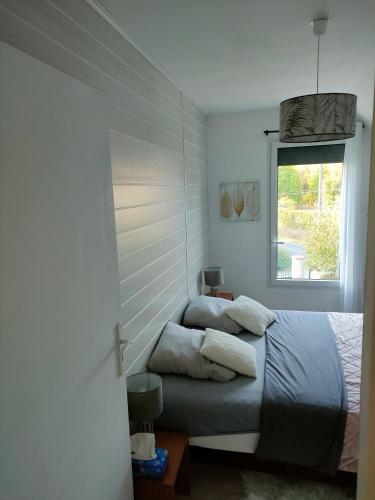 Chambre dans maison en bois récente Francueil france