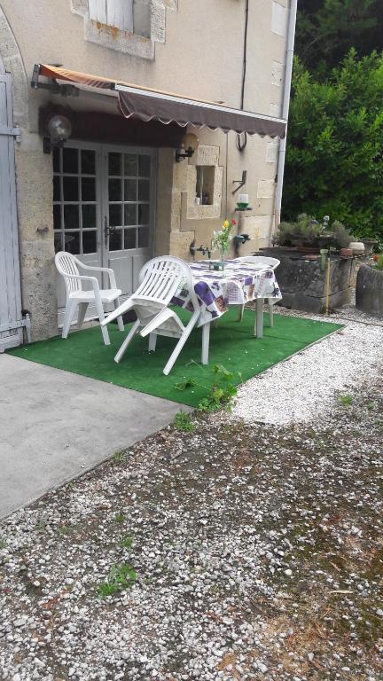 B&B / Chambre d'hôtes Chambre de caractere 81 Route du Moulin Neuf, 17520 Celles