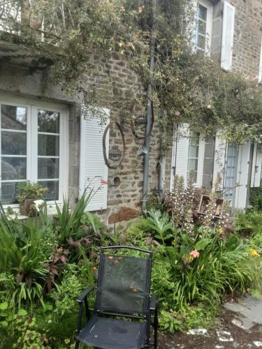 CHAMBRE DOUILLETTE DANS LONGERE AU VERT Lanvallay france