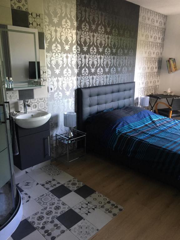 Séjour chez l'habitant chambre privative avec douche dans appartement 27 Boulevard Gambetta, 73000 Chambéry