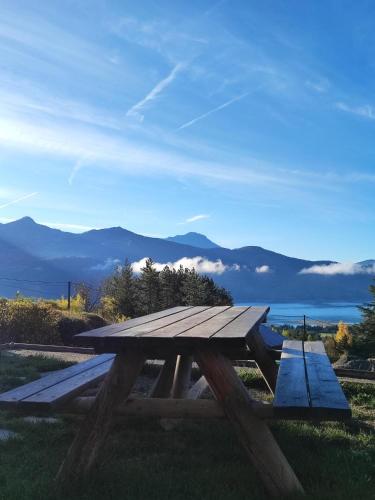 Chambre vue lac av piscine Prunières france