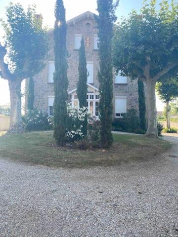 Chambres privées dans maison avec grand parc et piscine proche Via Rhona Andancette france