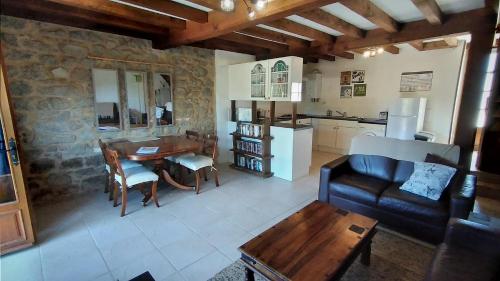Character 2 bed cottage within walking distance of bar/restaurants Piégut-Pluviers france