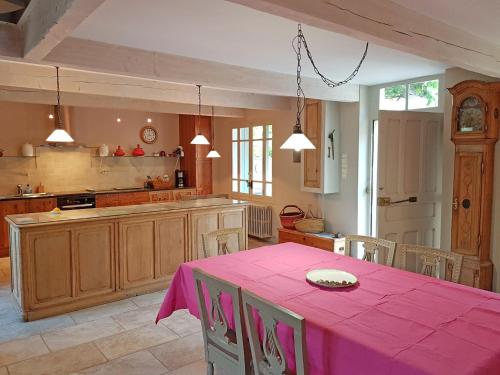 Maison de vacances Characteristic country house with private pool and views of the Mont Ventoux  Mormoiron